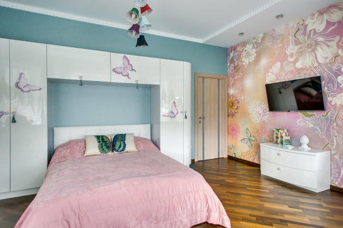 Lit d'adolescent avec un couvre-lit dans une chambre de fille