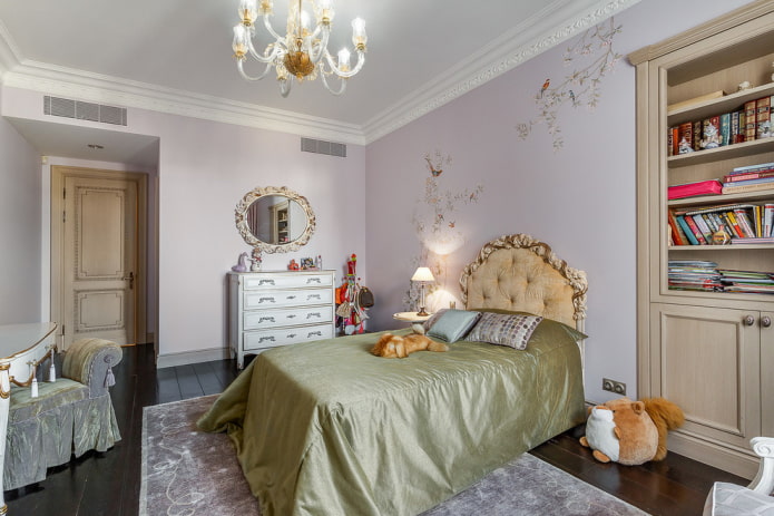 Lit avec un couvre-lit en satin à l'intérieur