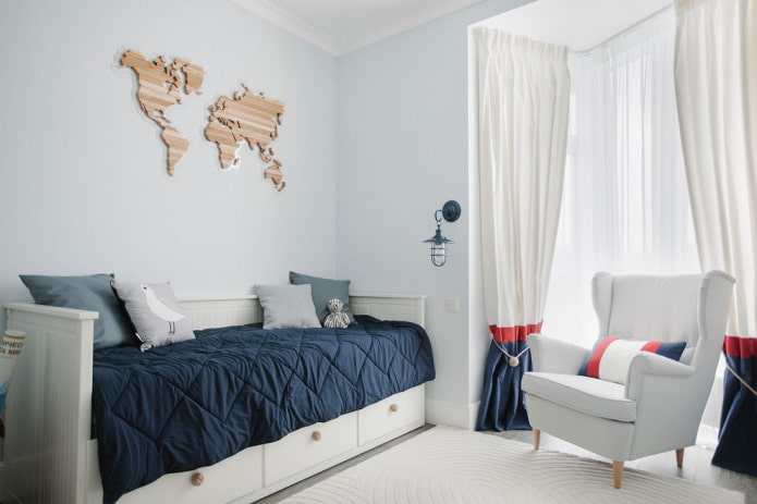 Lit avec un couvre-lit bleu dans la chambre