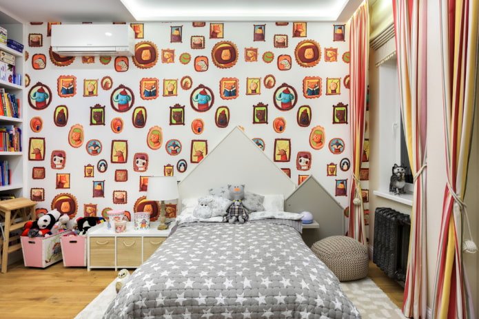 Lit d'enfant avec couvre-lit à l'intérieur