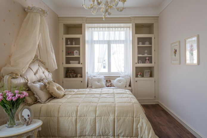 Lit avec un couvre-lit matelassé dans la chambre