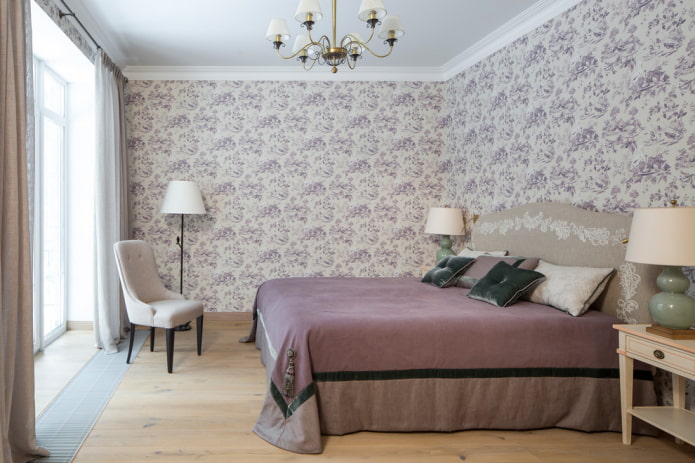 lit avec un couvre-lit lilas dans la chambre