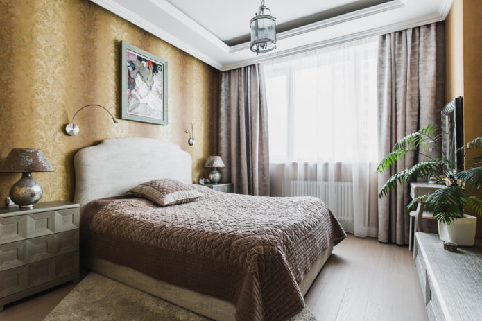 Lit avec un couvre-lit marron dans la chambre
