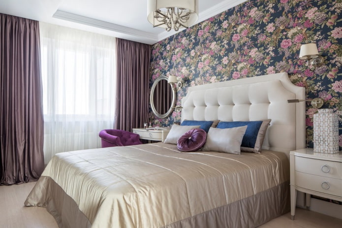 Lit avec un couvre-lit beige dans la chambre