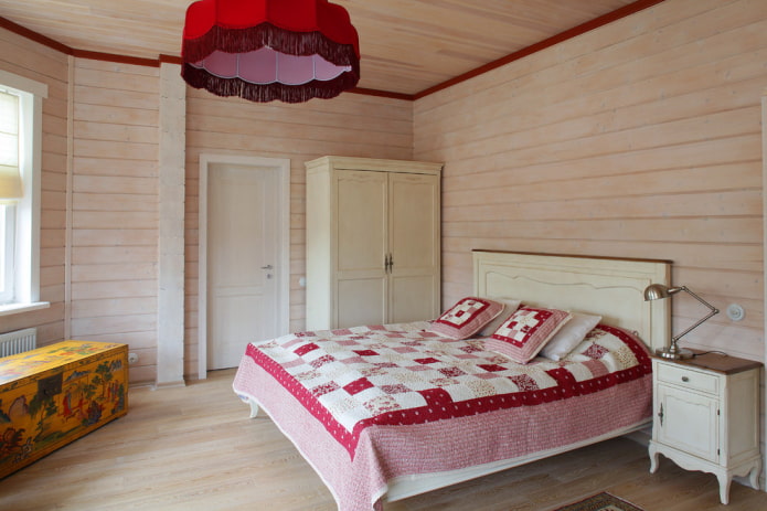 Lit avec couvre-lit patchwork dans la chambre