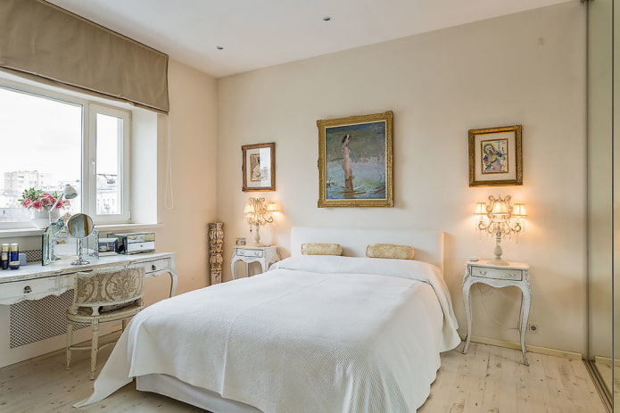 lit avec un couvre-lit blanc dans la chambre