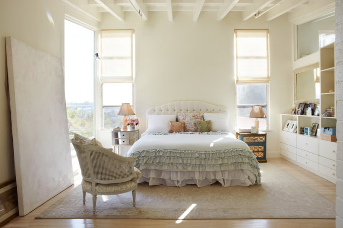 lit avec un couvre-lit à volants dans la chambre