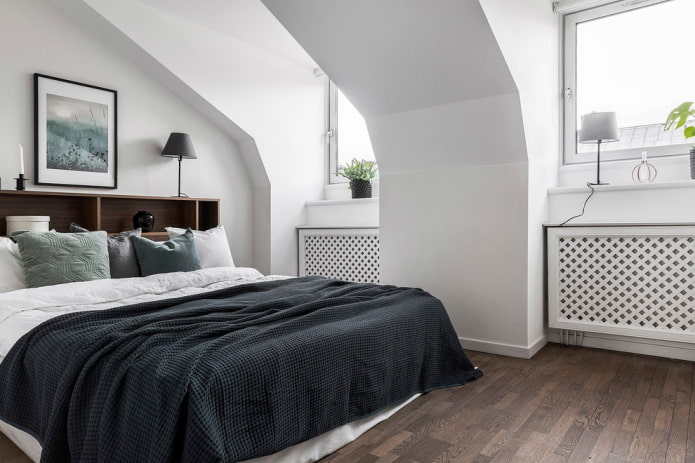 lit avec un couvre-lit noir dans la chambre