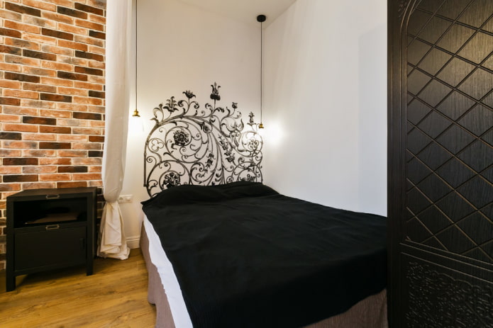 lit avec un couvre-lit de style loft