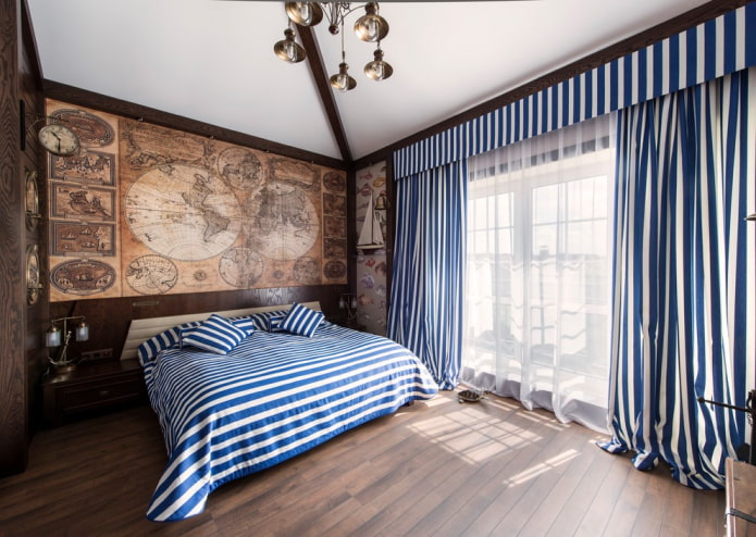 lit avec un couvre-lit dans un style marin