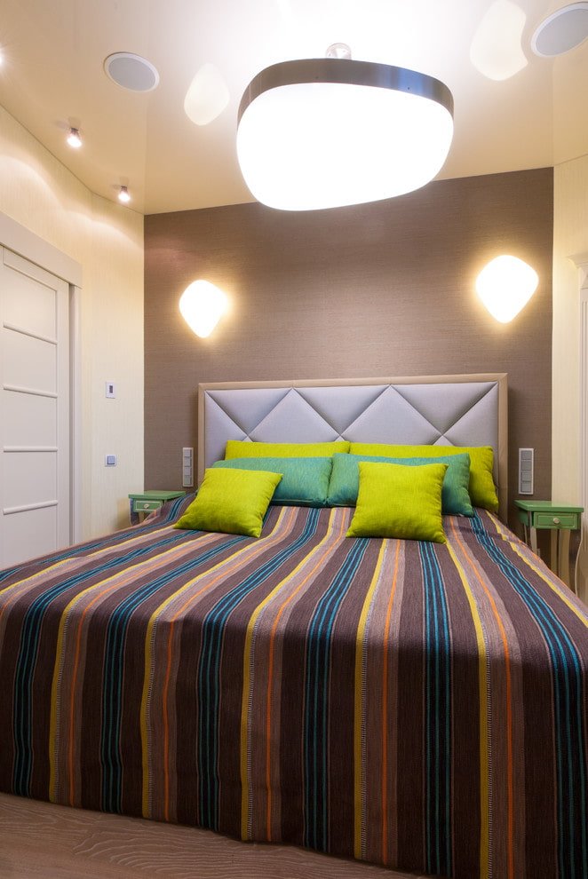 Lit un et demi avec couvre-lit à l'intérieur