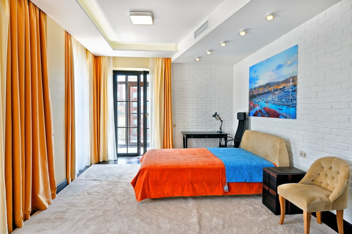 lit avec un couvre-lit orange dans la chambre