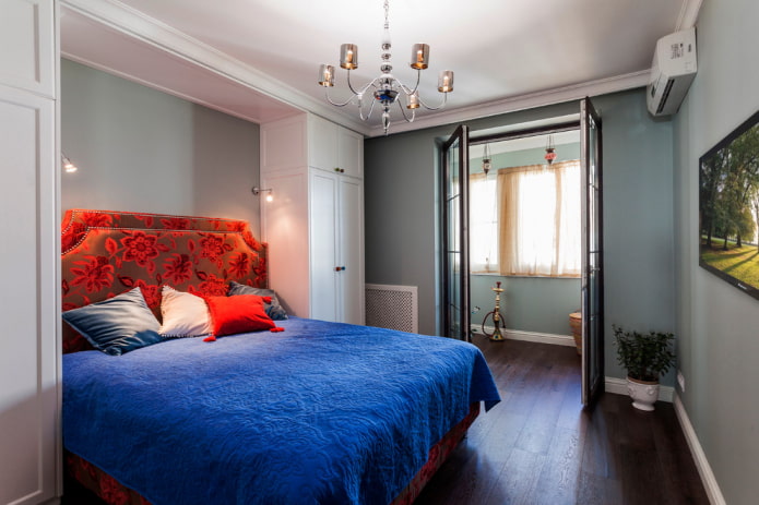 Lit avec couvre-lit bleu dans la chambre