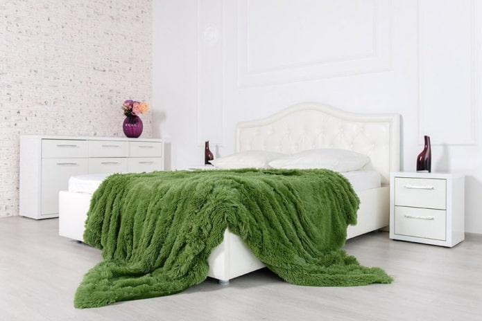 lit avec un couvre-lit en herbe dans la chambre