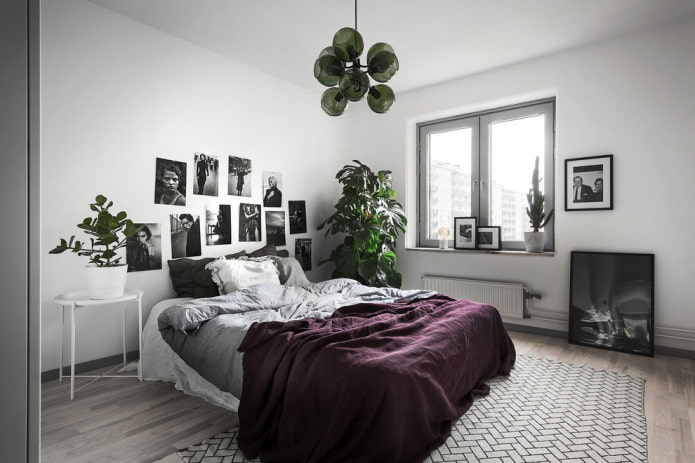 lit avec un couvre-lit violet dans la chambre