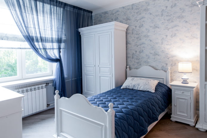 Lit avec un couvre-lit matelassé dans la chambre