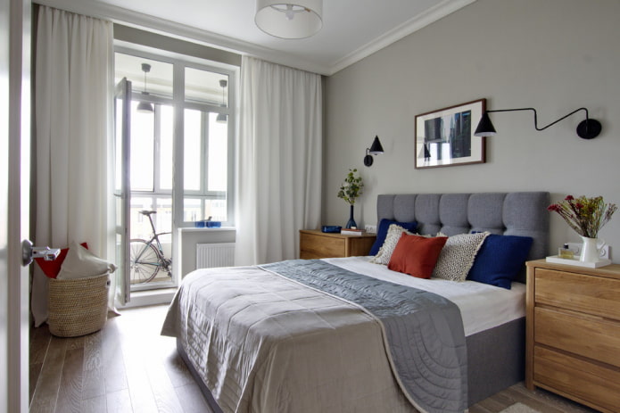 Lit avec couvre-lit double face dans la chambre