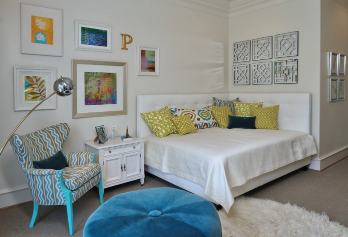 Lit avec deux têtes de lit avec couvre-lit à l'intérieur