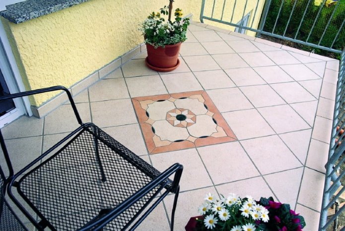 finition du sol sur un balcon ouvert