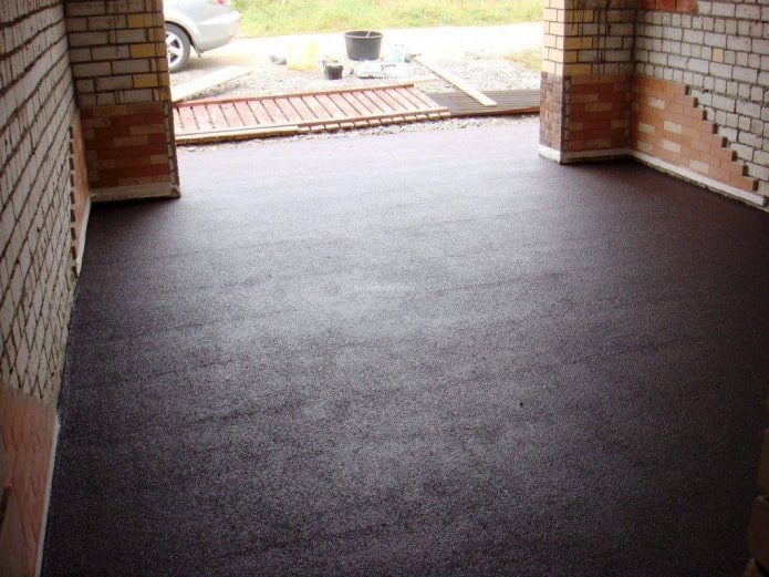 asphalte sur le sol du garage