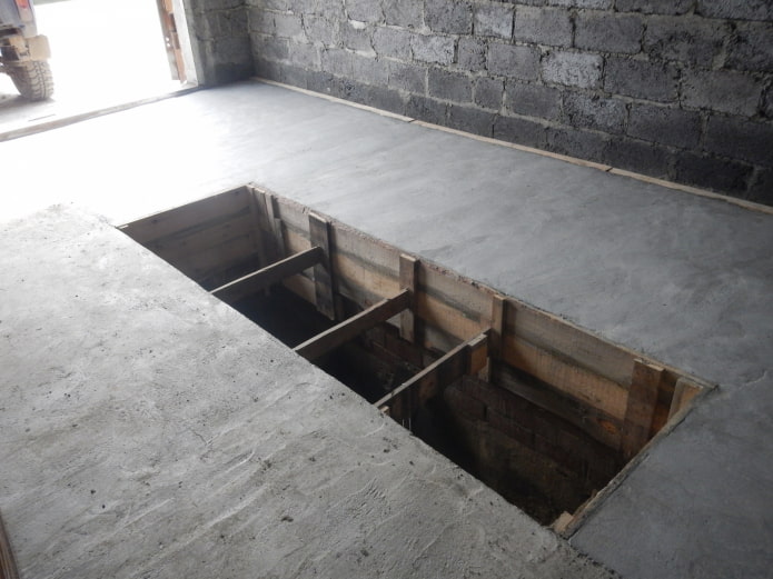 sol en béton dans un garage avec une fosse