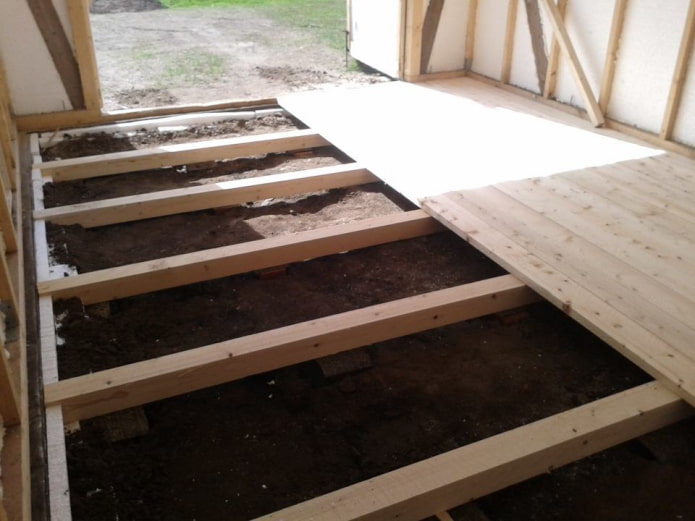 plancher en planches dans le garage