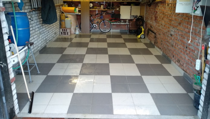 carreaux de granit sur le sol du garage