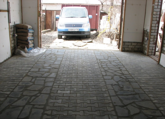 dalles de pavage au sol dans le garage