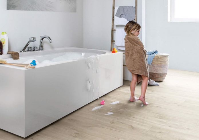 parquet dans la salle de bain