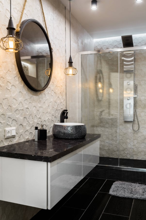 sol foncé dans la salle de bain