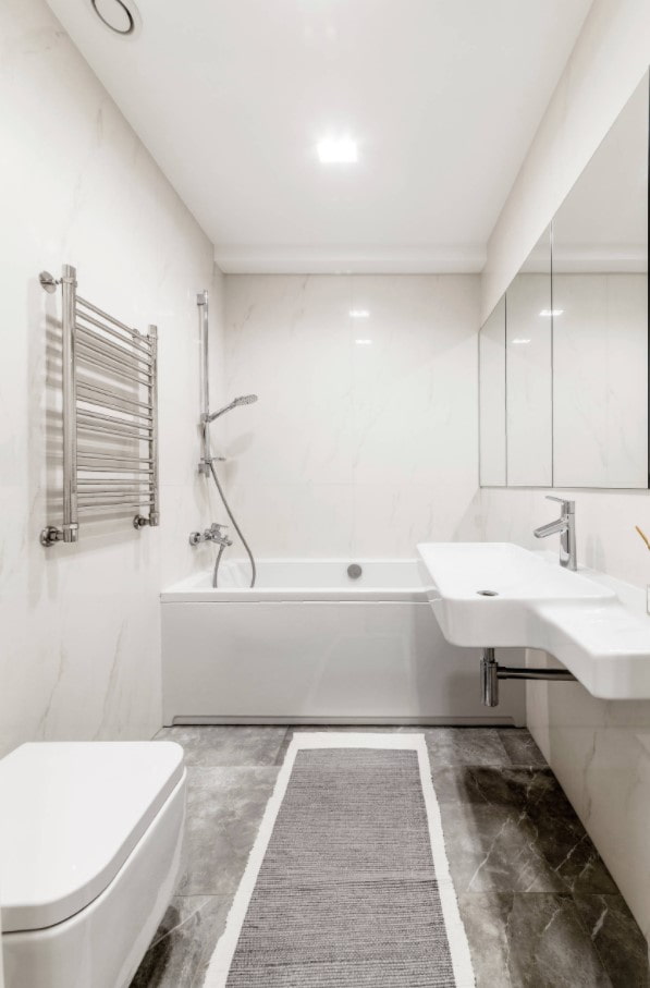 Sol dans la salle de bain
