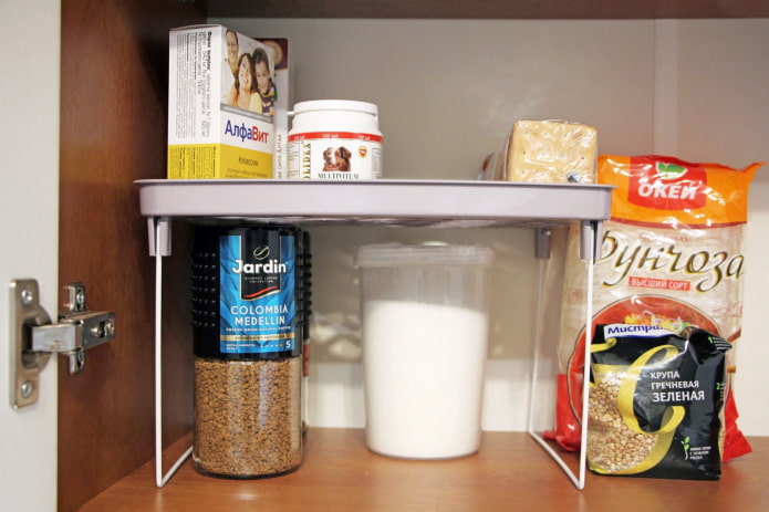 Étagère dans le meuble de cuisine
