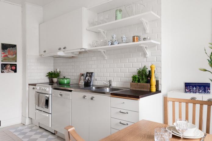 Étagères dans un intérieur de cuisine de style scandinave