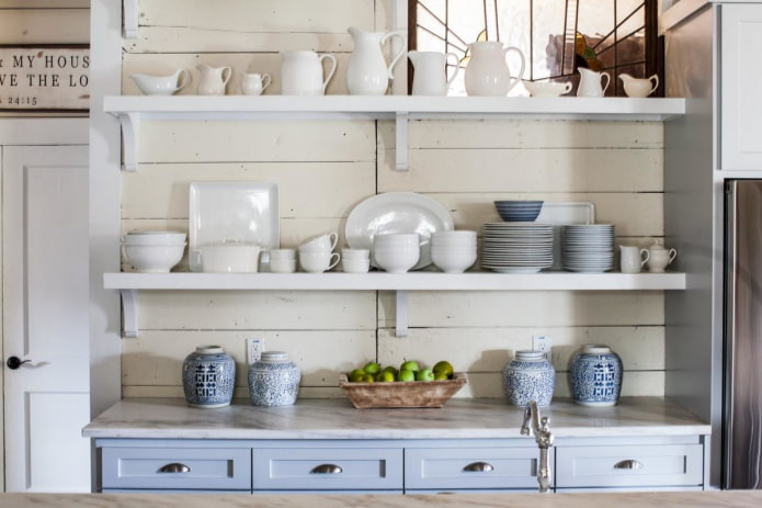 Étagères dans une cuisine de style provençal