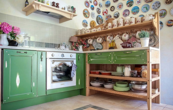 étagères dans l'intérieur de la cuisine dans le style campagnard