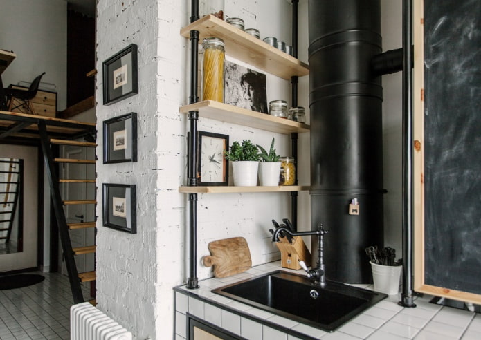 étagères au-dessus de l'évier dans l'intérieur de la cuisine