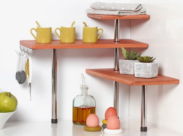 étagères de table dans l'intérieur de la cuisine