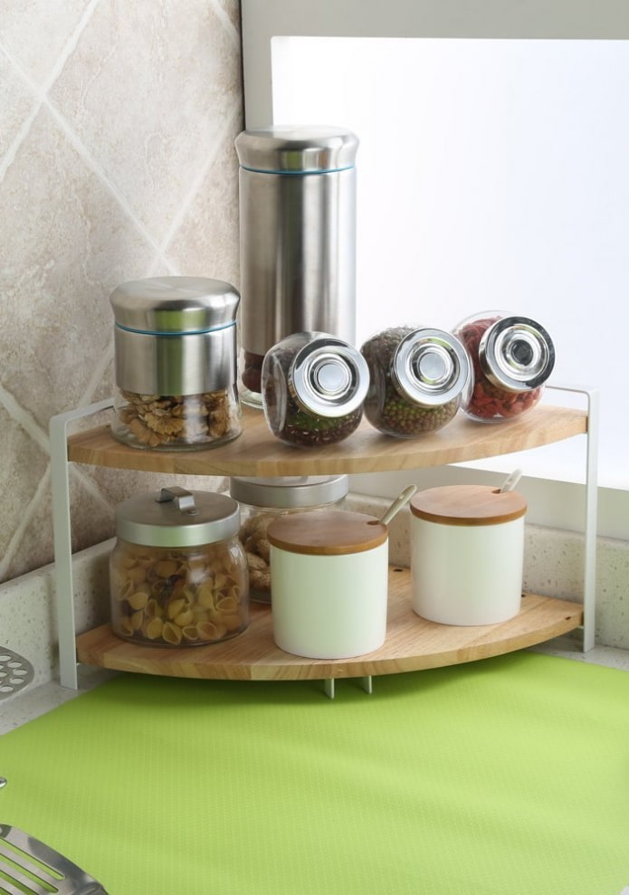 Étagères pour aliments dans la cuisine