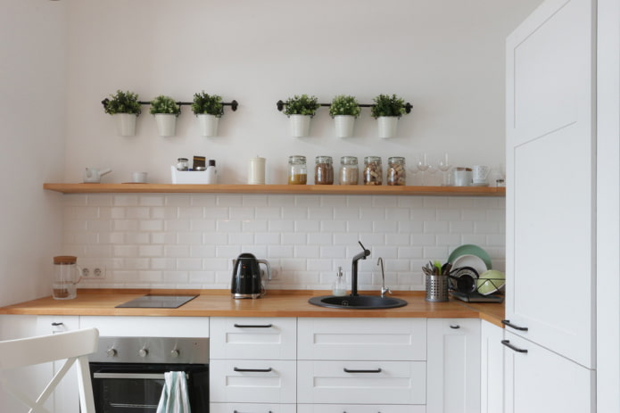 Étagère étroite et droite dans la cuisine