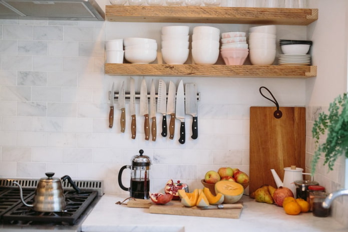 Étagères pour la vaisselle dans la cuisine