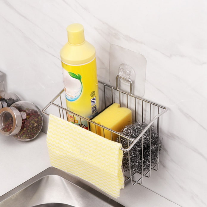 Étagères pour accessoires ménagers dans la cuisine