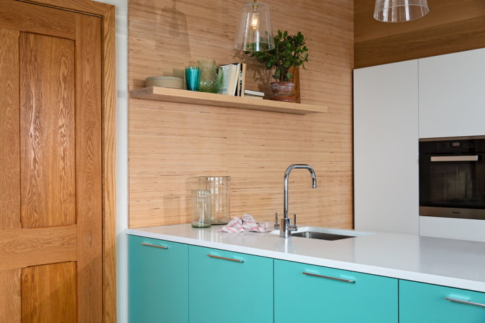 étagère sur un mur libre dans l'intérieur de la cuisine