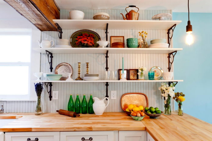 Étagères décoratives dans la cuisine