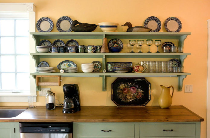 étagères dans l'intérieur de la cuisine dans le style campagnard