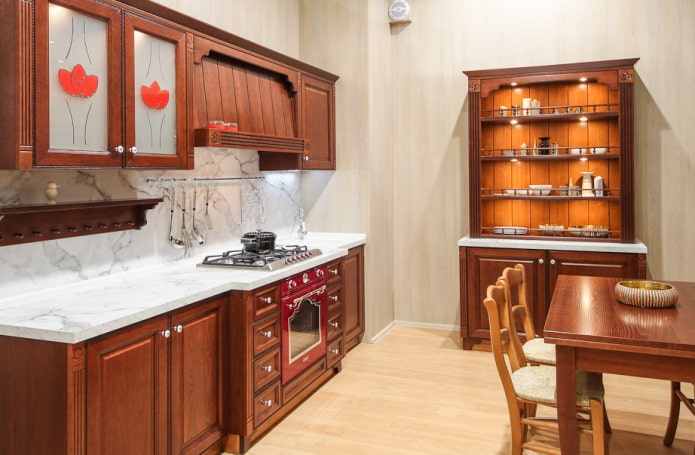 Étagères dans un intérieur de cuisine de style classique