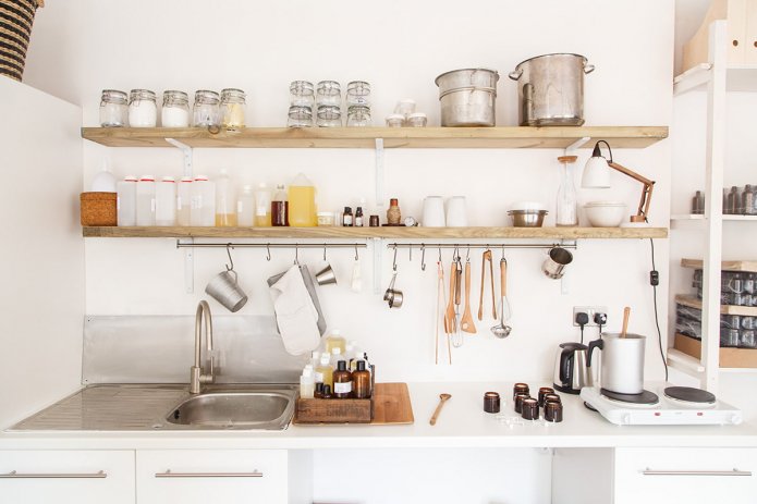 Étagères dans la cuisine