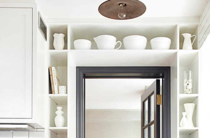 étagère au-dessus de la porte dans l'intérieur de la cuisine