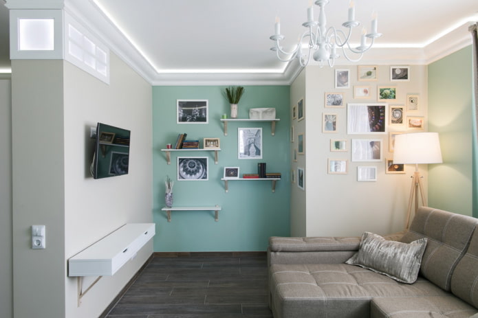 agencement d'étagères murales à l'intérieur