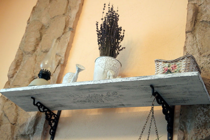 Étagère murale de style provençal
