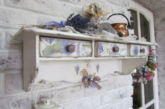 Étagère murale de style provençal